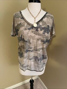 Express Taupe & Gray Camo V-Neck Short Sleeve Tee